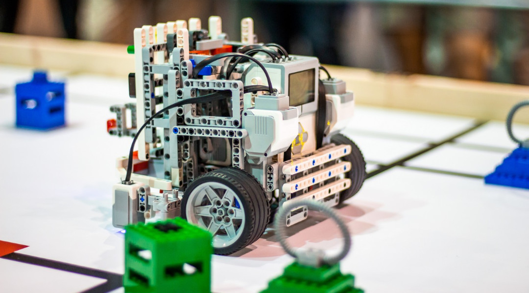 Lego Mindstorm Roboter auf Spielfeld WRO